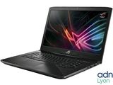 L'ordinateur portable ASUS est ouvert sur un fond blanc, avec le logo ASUS à l'écran.