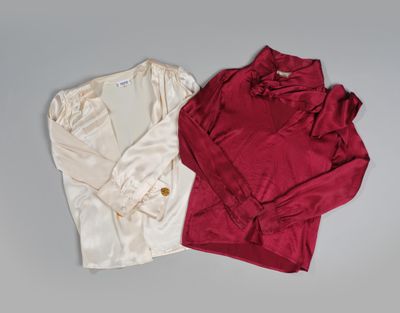une paire de chemises rouges et blanches sur fond gris