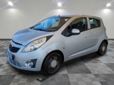 la photo d'une petite voiture argentée garée dans un garage