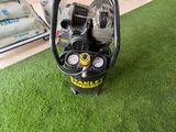 une machine posée sur l'herbe dans la pièce