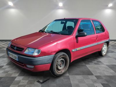 la photo d'une voiture rouge garée dans un garage