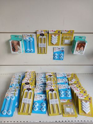 de nombreuses brosses à dents et tubes de dentifrice sur les rayons