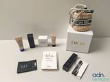 Les produits de beauté Christian Dior sont présentés sur une table, à côté d'un panier