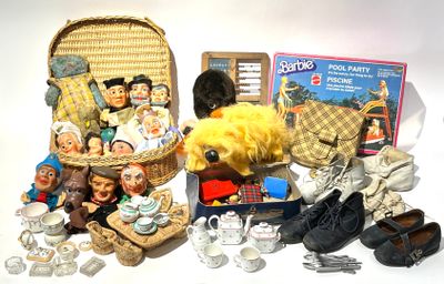 Ensemble dépareillé comprenant parties de dinettes, marionne…