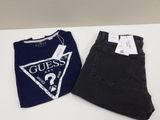 un jean Guess orné du logo Guess