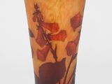 un vase sur lequel est représentée une fleur