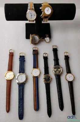 de nombreuses montres exposées sur une table