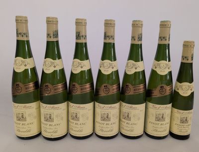 six bouteilles de vin sont alignées sur une table