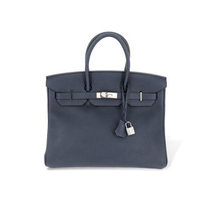 un sac à main en cuir bleu sur fond blanc