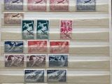 beaucoup de timbres accrochés au mur et posés sur la table