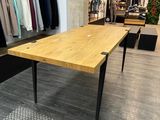 une table en bois au milieu d'une pièce