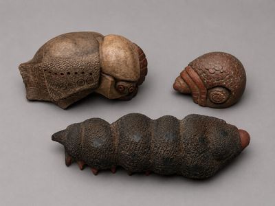 trois pièces de poterie posées sur une table