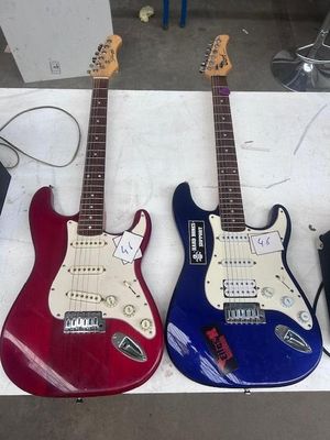 deux guitares électriques posées l'une à côté de l'autre sur une table