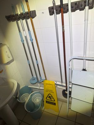 il y a beaucoup de balais et de serpillières dans la salle de bains