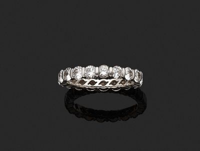 une bague « éternité » en diamants, signée Van Cleef