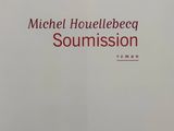 un gros plan sur un livre à la couverture rouge et blanche