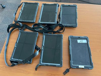 quatre téléphones portables posés les uns à côté des autres sur une table