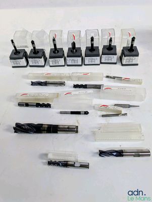 tout un tas de stylos et de crayons posés sur une table