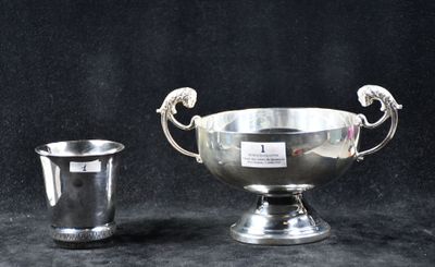 une coupe en argent à côté d'une autre coupe en argent sur fond noir