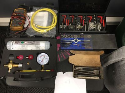 le contenu d'une trousse à outils est disposé sur la table