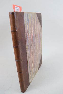 un livre marron avec une couverture marron et une étiquette rouge dessus