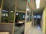 une pièce avec une table et des chaises