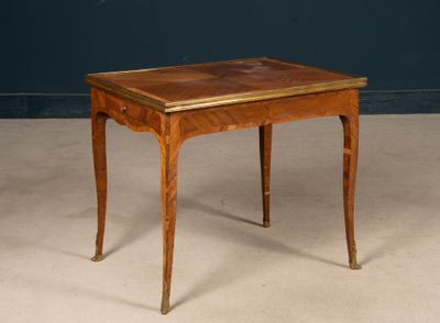 Table cabaret carré en frisage de satiné , le plateau soulig…