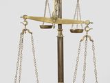 une vieille balance en laiton avec deux chaînes et un oiseau posé dessus