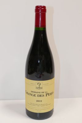 une bouteille de vin posée sur une table