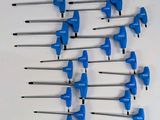 beaucoup d'outils bleus sur une surface blanche