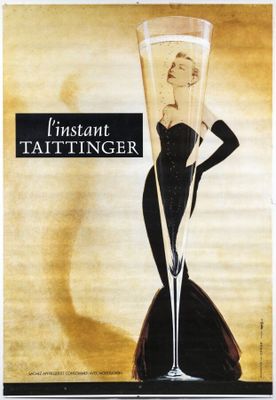 une publicité pour une boisson au champagne mettant en scène une femme en robe noire tenant une coupe de champagne