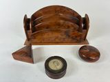 une étagère en bois sur laquelle se trouve une horloge et au milieu de laquelle se trouve une autre horloge