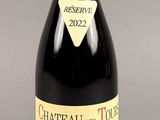 une bouteille de vin posée sur une table