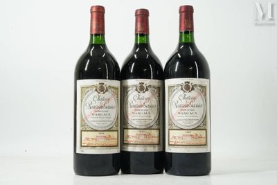 trois bouteilles de vin posées l'une à côté de l'autre sur une table
