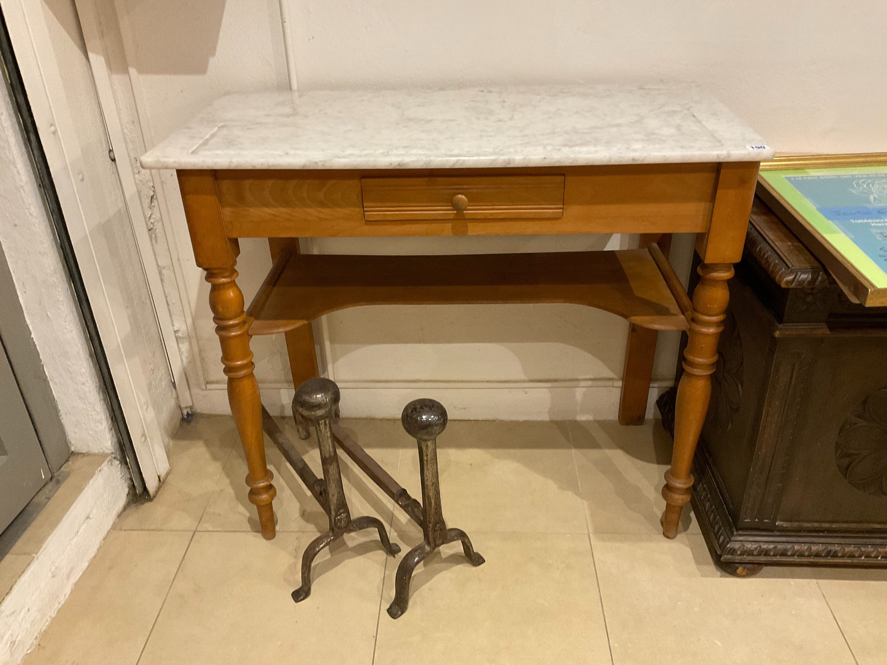 32/Une table de toilette