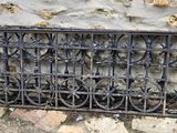 une grille en fer noir ornée de fleurs