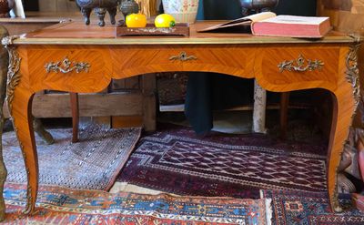 un bureau sur lequel se trouvent un livre et un vase