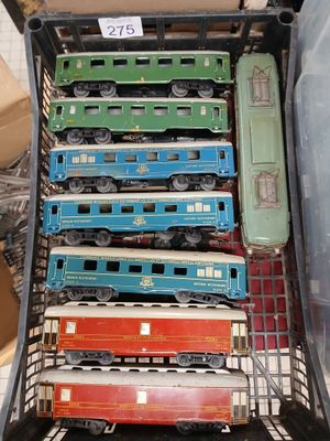 beaucoup de petits trains qui sont dans une boîte