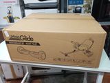 une boîte en carton posée sur une table
