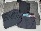 une pile de vêtements pour hommes posée sur une table