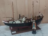 une petite maquette de bateau exposée sur une table