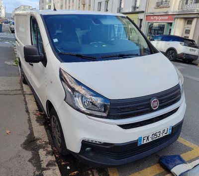 une camionnette blanche garée sur le côté de la rue