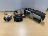 un appareil photo et une caméra posés sur une table