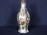 un vase orné d'un motif floral sur fond bleu