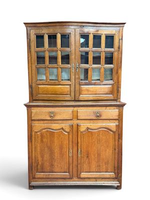 un vieux vaisselier en bois avec portes et tiroirs en verre