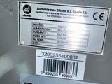une étiquette apposée à l'arrière d'une machine et comportant un code-barres