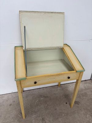 une petite table en bois sur laquelle se trouve un miroir