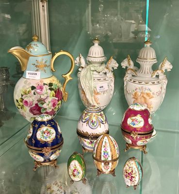 de nombreux vases différents exposés dans une vitrine