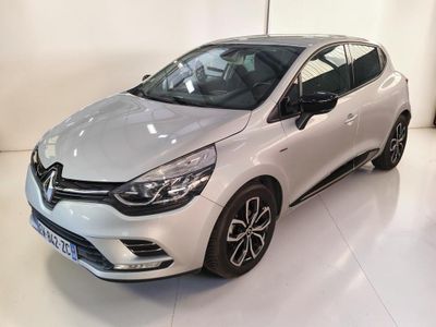 Une voiture blanche est garée dans une pièce blanche au sol blanc.