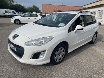 une voiture blanche garée dans un parking à côté d'autres voitures
